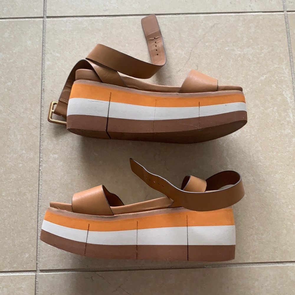 Naked feet flatforms
